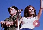 Standbild Bob Hope anzeigen Pleiku Süd Vietnam Camp Enari, 1967, aus Sekunde 60 historischem Filmmaterial Videoclip 65675025971