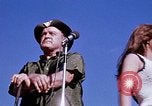 Standbild Bob Hope anzeigen Pleiku Süd Vietnam Camp Enari, 1967, aus Sekunde 61 historischem Filmmaterial Videoclip 65675025971