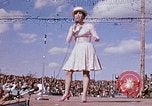 Immagine di Bob Hope Visualizza Pleiku Vietnam del Sud Camp Enari, 1967, secondo 1 filmato di repertorio 65675025972