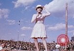 Immagine di Bob Hope Visualizza Pleiku Vietnam del Sud Camp Enari, 1967, secondo 3 filmato di repertorio 65675025972