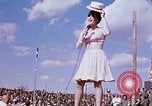 Immagine di Bob Hope Visualizza Pleiku Vietnam del Sud Camp Enari, 1967, secondo 4 filmato di repertorio 65675025972