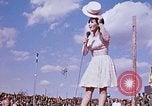 Immagine di Bob Hope Visualizza Pleiku Vietnam del Sud Camp Enari, 1967, secondo 5 filmato di repertorio 65675025972