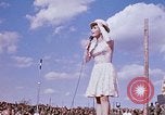 Immagine di Bob Hope Visualizza Pleiku Vietnam del Sud Camp Enari, 1967, secondo 6 filmato di repertorio 65675025972