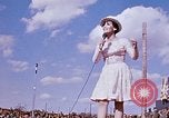 Immagine di Bob Hope Visualizza Pleiku Vietnam del Sud Camp Enari, 1967, secondo 7 filmato di repertorio 65675025972