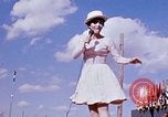 Immagine di Bob Hope Visualizza Pleiku Vietnam del Sud Camp Enari, 1967, secondo 8 filmato di repertorio 65675025972