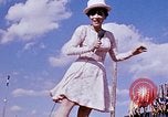 Immagine di Bob Hope Visualizza Pleiku Vietnam del Sud Camp Enari, 1967, secondo 9 filmato di repertorio 65675025972