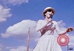 Immagine di Bob Hope Visualizza Pleiku Vietnam del Sud Camp Enari, 1967, secondo 10 filmato di repertorio 65675025972