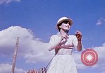 Immagine di Bob Hope Visualizza Pleiku Vietnam del Sud Camp Enari, 1967, secondo 11 filmato di repertorio 65675025972