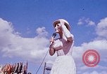 Immagine di Bob Hope Visualizza Pleiku Vietnam del Sud Camp Enari, 1967, secondo 13 filmato di repertorio 65675025972