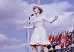 Immagine di Bob Hope Visualizza Pleiku Vietnam del Sud Camp Enari, 1967, secondo 14 filmato di repertorio 65675025972