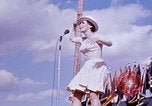 Immagine di Bob Hope Visualizza Pleiku Vietnam del Sud Camp Enari, 1967, secondo 15 filmato di repertorio 65675025972