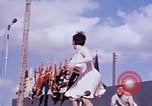 Immagine di Bob Hope Visualizza Pleiku Vietnam del Sud Camp Enari, 1967, secondo 16 filmato di repertorio 65675025972