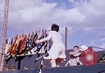 Immagine di Bob Hope Visualizza Pleiku Vietnam del Sud Camp Enari, 1967, secondo 17 filmato di repertorio 65675025972