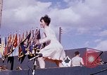 Immagine di Bob Hope Visualizza Pleiku Vietnam del Sud Camp Enari, 1967, secondo 18 filmato di repertorio 65675025972