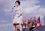 Immagine di Bob Hope Visualizza Pleiku Vietnam del Sud Camp Enari, 1967, secondo 20 filmato di repertorio 65675025972