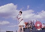Immagine di Bob Hope Visualizza Pleiku Vietnam del Sud Camp Enari, 1967, secondo 21 filmato di repertorio 65675025972