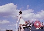 Immagine di Bob Hope Visualizza Pleiku Vietnam del Sud Camp Enari, 1967, secondo 22 filmato di repertorio 65675025972