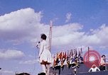 Immagine di Bob Hope Visualizza Pleiku Vietnam del Sud Camp Enari, 1967, secondo 23 filmato di repertorio 65675025972