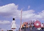 Immagine di Bob Hope Visualizza Pleiku Vietnam del Sud Camp Enari, 1967, secondo 25 filmato di repertorio 65675025972