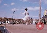 Immagine di Bob Hope Visualizza Pleiku Vietnam del Sud Camp Enari, 1967, secondo 26 filmato di repertorio 65675025972