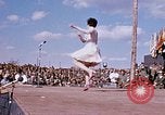 Immagine di Bob Hope Visualizza Pleiku Vietnam del Sud Camp Enari, 1967, secondo 27 filmato di repertorio 65675025972