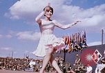 Immagine di Bob Hope Visualizza Pleiku Vietnam del Sud Camp Enari, 1967, secondo 29 filmato di repertorio 65675025972