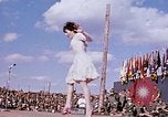 Immagine di Bob Hope Visualizza Pleiku Vietnam del Sud Camp Enari, 1967, secondo 30 filmato di repertorio 65675025972