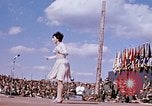 Immagine di Bob Hope Visualizza Pleiku Vietnam del Sud Camp Enari, 1967, secondo 31 filmato di repertorio 65675025972
