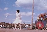 Immagine di Bob Hope Visualizza Pleiku Vietnam del Sud Camp Enari, 1967, secondo 32 filmato di repertorio 65675025972