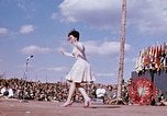Immagine di Bob Hope Visualizza Pleiku Vietnam del Sud Camp Enari, 1967, secondo 33 filmato di repertorio 65675025972