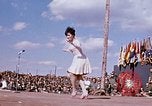 Immagine di Bob Hope Visualizza Pleiku Vietnam del Sud Camp Enari, 1967, secondo 34 filmato di repertorio 65675025972
