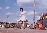 Immagine di Bob Hope Visualizza Pleiku Vietnam del Sud Camp Enari, 1967, secondo 35 filmato di repertorio 65675025972