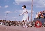 Immagine di Bob Hope Visualizza Pleiku Vietnam del Sud Camp Enari, 1967, secondo 37 filmato di repertorio 65675025972