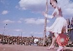 Immagine di Bob Hope Visualizza Pleiku Vietnam del Sud Camp Enari, 1967, secondo 38 filmato di repertorio 65675025972