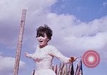 Immagine di Bob Hope Visualizza Pleiku Vietnam del Sud Camp Enari, 1967, secondo 39 filmato di repertorio 65675025972