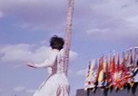 Immagine di Bob Hope Visualizza Pleiku Vietnam del Sud Camp Enari, 1967, secondo 40 filmato di repertorio 65675025972
