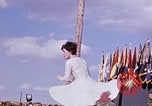Immagine di Bob Hope Visualizza Pleiku Vietnam del Sud Camp Enari, 1967, secondo 41 filmato di repertorio 65675025972
