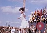 Immagine di Bob Hope Visualizza Pleiku Vietnam del Sud Camp Enari, 1967, secondo 43 filmato di repertorio 65675025972