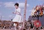 Immagine di Bob Hope Visualizza Pleiku Vietnam del Sud Camp Enari, 1967, secondo 44 filmato di repertorio 65675025972