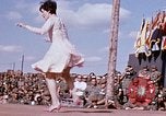 Immagine di Bob Hope Visualizza Pleiku Vietnam del Sud Camp Enari, 1967, secondo 45 filmato di repertorio 65675025972