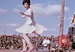 Immagine di Bob Hope Visualizza Pleiku Vietnam del Sud Camp Enari, 1967, secondo 46 filmato di repertorio 65675025972