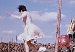 Immagine di Bob Hope Visualizza Pleiku Vietnam del Sud Camp Enari, 1967, secondo 47 filmato di repertorio 65675025972