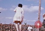 Immagine di Bob Hope Visualizza Pleiku Vietnam del Sud Camp Enari, 1967, secondo 49 filmato di repertorio 65675025972