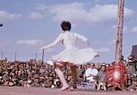 Immagine di Bob Hope Visualizza Pleiku Vietnam del Sud Camp Enari, 1967, secondo 51 filmato di repertorio 65675025972