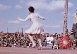 Immagine di Bob Hope Visualizza Pleiku Vietnam del Sud Camp Enari, 1967, secondo 52 filmato di repertorio 65675025972