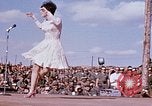 Immagine di Bob Hope Visualizza Pleiku Vietnam del Sud Camp Enari, 1967, secondo 53 filmato di repertorio 65675025972