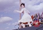 Immagine di Bob Hope Visualizza Pleiku Vietnam del Sud Camp Enari, 1967, secondo 54 filmato di repertorio 65675025972