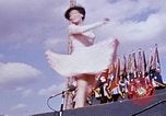 Immagine di Bob Hope Visualizza Pleiku Vietnam del Sud Camp Enari, 1967, secondo 55 filmato di repertorio 65675025972