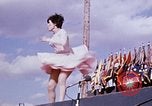 Immagine di Bob Hope Visualizza Pleiku Vietnam del Sud Camp Enari, 1967, secondo 56 filmato di repertorio 65675025972