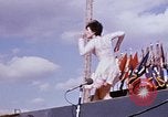 Immagine di Bob Hope Visualizza Pleiku Vietnam del Sud Camp Enari, 1967, secondo 57 filmato di repertorio 65675025972